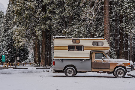 simsearch:649-09158991,k - Campervan parked on snow covered ground, Yosemite National Park, California, USA Stockbilder - Premium RF Lizenzfrei, Bildnummer: 614-09245149