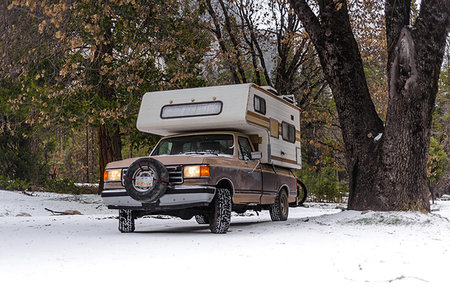 simsearch:649-09158991,k - Campervan parked on snow covered ground, Yosemite National Park, California, USA Stockbilder - Premium RF Lizenzfrei, Bildnummer: 614-09245143