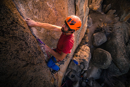 simsearch:614-09168157,k - Climber trad climbing, Little Egypt, Bishop, California, USA Foto de stock - Royalty Free Premium, Número: 614-09245196