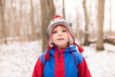 simsearch:614-09245244,k - Boy in knit hat by snow covered forest, portrait Stockbilder - Premium RF Lizenzfrei, Bildnummer: 614-09245240