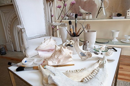 Interior stylist's table with seashells, brushes and animal bones Photographie de stock - Premium Libres de Droits, Code: 614-09245274