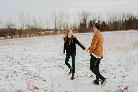 simsearch:614-09232010,k - Happy couple enjoying walk in snowy field Stockbilder - Premium RF Lizenzfrei, Bildnummer: 614-09245404