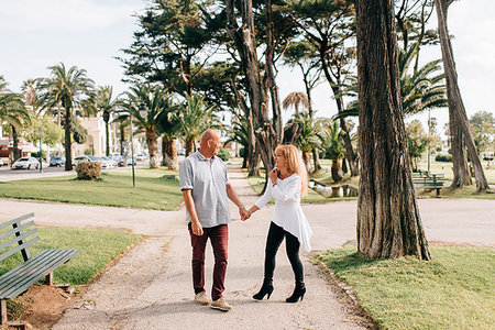 simsearch:649-07520134,k - Couple taking walk in park, Estoril, Lisboa, Portugal Stock Photo - Premium Royalty-Free, Code: 614-09245419