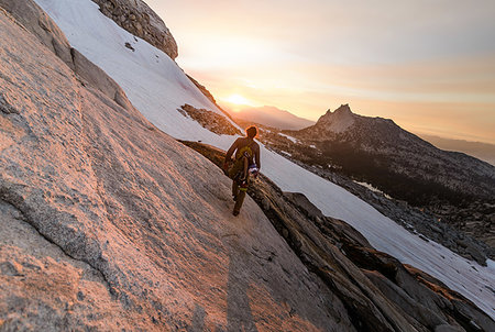 Climber enjoying view on peak, Tuolumne Meadows, Yosemite National Park, California, United States Photographie de stock - Premium Libres de Droits, Code: 614-09245452