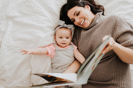 simsearch:649-07437491,k - Mother reading with baby daughter on bed Photographie de stock - Premium Libres de Droits, Code: 614-09249536