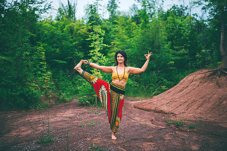 simsearch:614-07239925,k - Woman doing standing big toe pose in forest Photographie de stock - Premium Libres de Droits, Code: 614-09249558