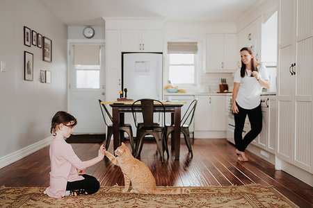 simsearch:614-09127339,k - Mother watching daughter play with cat at home Foto de stock - Sin royalties Premium, Código: 614-09249594