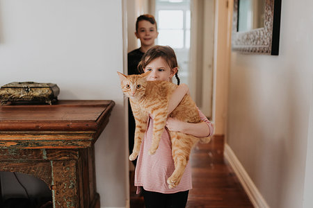 simsearch:614-09253603,k - Boy watching sister carrying cat at home Photographie de stock - Premium Libres de Droits, Code: 614-09249624