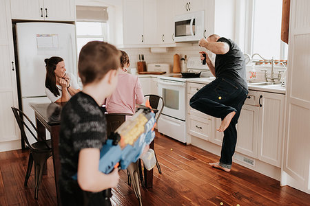 simsearch:614-08880866,k - Boy shooting father with foam ball gun in kitchen Stockbilder - Premium RF Lizenzfrei, Bildnummer: 614-09249626