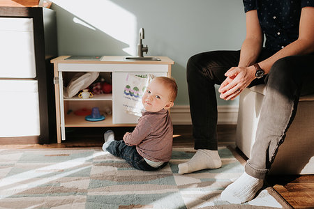 simsearch:614-08535901,k - Baby boy sitting on living room rug next to father Foto de stock - Sin royalties Premium, Código: 614-09249684