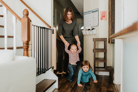 simsearch:6126-09103930,k - Mother with toddler daughter walking baby son in hallway Foto de stock - Royalty Free Premium, Número: 614-09249682