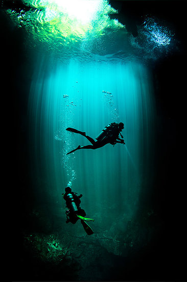 Underwater view of male and female scuba divers exploring cenote called the pit, Tulum, Quintana Roo, Mexico Stock Photo - Premium Royalty-Free, Image code: 614-09249716