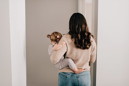 simsearch:614-09258603,k - Mother carrying baby daughter through hall doorway, rear view Foto de stock - Sin royalties Premium, Código: 614-09258611