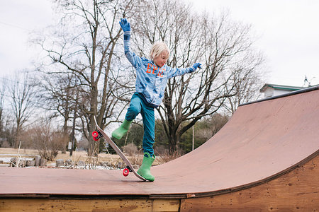 simsearch:614-09159593,k - Boy on rural skateboard ramp practicing skateboarding trick Foto de stock - Royalty Free Premium, Número: 614-09258744