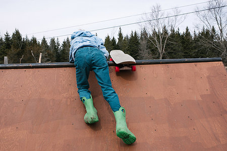 simsearch:614-08578789,k - Boy clambering to top of skateboard ramp, rear view Foto de stock - Sin royalties Premium, Código: 614-09258745