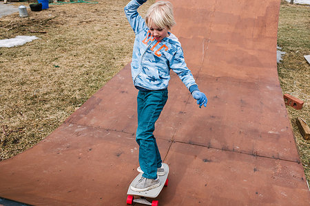 simsearch:614-09258754,k - Boy skateboarding on wooden skateboard ramp Photographie de stock - Premium Libres de Droits, Code: 614-09258749