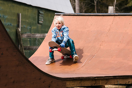 simsearch:614-09245244,k - Boy preparing to sit down on skateboard on wooden skateboard ramp Stockbilder - Premium RF Lizenzfrei, Bildnummer: 614-09258754