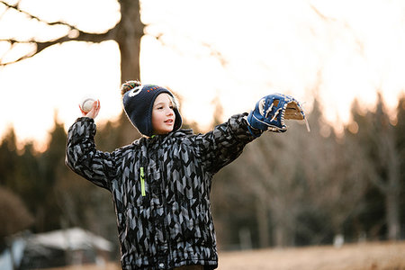 simsearch:614-08578789,k - Boy preparing to throw baseball ball in rural field Foto de stock - Sin royalties Premium, Código: 614-09258776