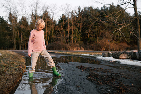 simsearch:614-09245244,k - Boy stepping ankle deep in rural meltwater puddle Stockbilder - Premium RF Lizenzfrei, Bildnummer: 614-09258770