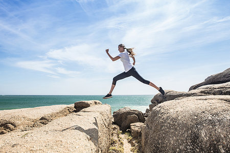 simsearch:649-08824631,k - Young female runner leaping over beach rocks, full length, Cape Town, Western Cape, South Africa Foto de stock - Sin royalties Premium, Código: 614-09258786
