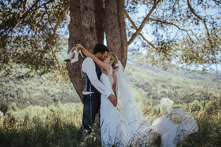 simsearch:614-09245294,k - Romantic couple on wedding day kissing in woodland, Stresa, Piemonte, Italy Stock Photo - Premium Royalty-Free, Code: 614-09258914