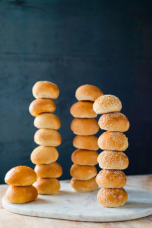 simsearch:614-06336425,k - Large group of stacked white bread rolls on cutting board Foto de stock - Sin royalties Premium, Código: 614-09258926