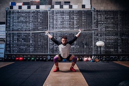 simsearch:614-09258992,k - Young man lifting weight bar in gym Foto de stock - Sin royalties Premium, Código: 614-09258970
