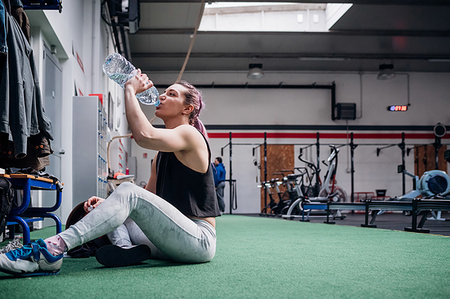 simsearch:649-09250802,k - Young woman drinking water in gym Foto de stock - Royalty Free Premium, Número: 614-09258972