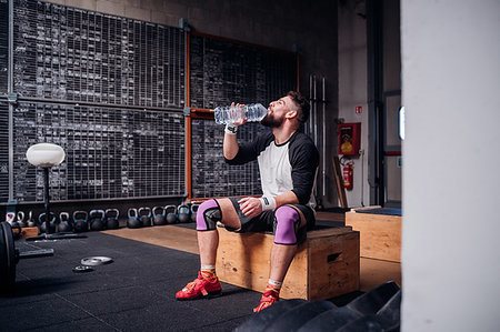 simsearch:614-06813188,k - Young man drinking water in gym Fotografie stock - Premium Royalty-Free, Codice: 614-09259005