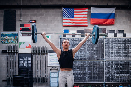 simsearch:614-09258992,k - Young woman lifting barbell in gym Foto de stock - Sin royalties Premium, Código: 614-09259000