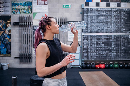 simsearch:614-09259010,k - Young woman drinking water in gym Photographie de stock - Premium Libres de Droits, Code: 614-09259003