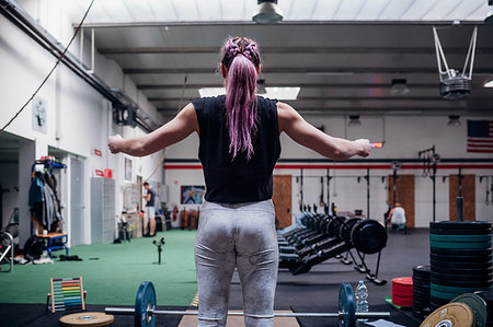 simsearch:649-09250802,k - Young woman preparing to lift barbell in gym Foto de stock - Royalty Free Premium, Número: 614-09259010