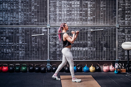 simsearch:614-09259023,k - Young woman lifting weight bar in gym Foto de stock - Sin royalties Premium, Código: 614-09259025