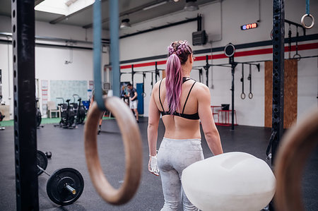 simsearch:614-09259010,k - Young woman working out in gym Photographie de stock - Premium Libres de Droits, Code: 614-09259042