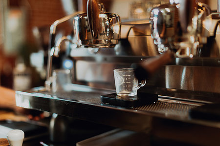 Empty measuring jug on coffee machine stand in cafe Photographie de stock - Premium Libres de Droits, Code: 614-09259058