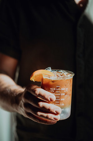 Barista holding fresh iced fruit juice in measuring jug, cropped close up of hand Foto de stock - Sin royalties Premium, Código: 614-09259075