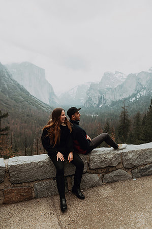 photos women wearing rubber boots - Young couple sitting on wall in mountain landscape, Yosemite Village, California, USA Foto de stock - Sin royalties Premium, Código: 614-09259095