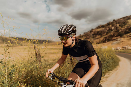 simsearch:614-09159712,k - Young female cyclist cycling on rural road, Exeter, California, USA Photographie de stock - Premium Libres de Droits, Code: 614-09259107