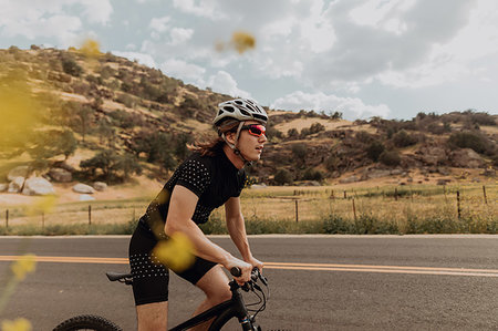 simsearch:614-09110947,k - Young male cyclist cycling on rural road, side view, Exeter, California, USA Photographie de stock - Premium Libres de Droits, Code: 614-09259110