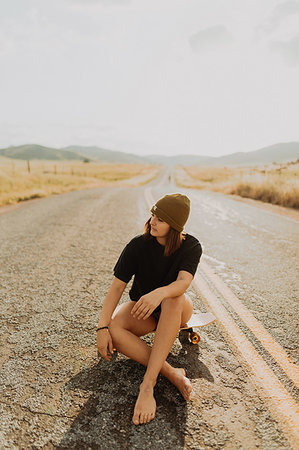 simsearch:614-08487824,k - Young female skateboarder sitting on rural road, Exeter, California, USA Foto de stock - Sin royalties Premium, Código: 614-09259122