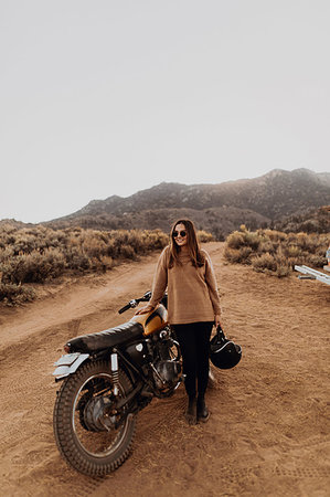 simsearch:614-09259136,k - Woman beside motorbike, Kennedy Meadows, California, US Fotografie stock - Premium Royalty-Free, Codice: 614-09259149