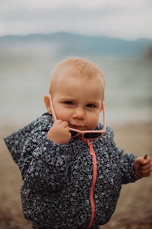 simsearch:614-09259187,k - Baby putting on sunglasses on beach Stock Photo - Premium Royalty-Free, Code: 614-09259183