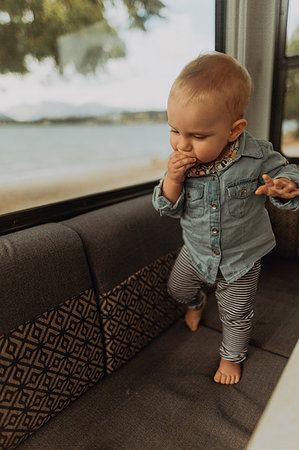 Baby walking on sofa in motorhome, Wanaka, Taranaki, New Zealand Photographie de stock - Premium Libres de Droits, Code: 614-09259195