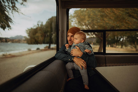 Father and baby looking out window of motorhome, Wanaka, Taranaki, New Zealand Photographie de stock - Premium Libres de Droits, Code: 614-09259192
