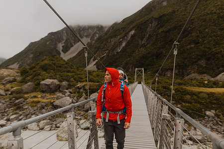 Hiker with baby crossing suspension bridge, Wanaka, Taranaki, New Zealand Photographie de stock - Premium Libres de Droits, Code: 614-09259222