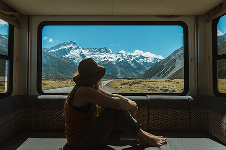 Woman enjoying view from inside motorhome, Wanaka, Taranaki, New Zealand Photographie de stock - Premium Libres de Droits, Code: 614-09259230