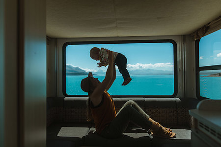 Mother playing with baby in motorhome, Wanaka, Taranaki, New Zealand Foto de stock - Sin royalties Premium, Código: 614-09259231