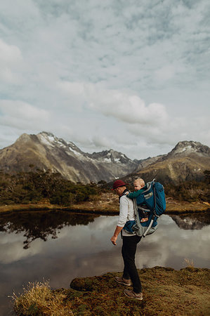 simsearch:614-07444036,k - Hiker with baby by lake, Queenstown, Canterbury, New Zealand Photographie de stock - Premium Libres de Droits, Code: 614-09259270