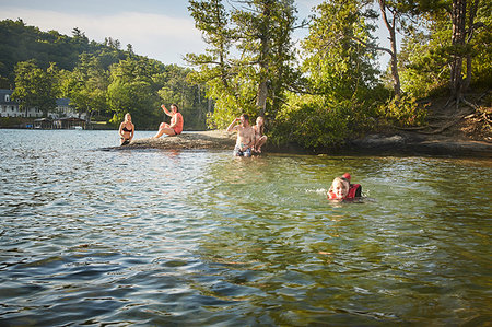 simsearch:649-08306781,k - Family swimming in lake Photographie de stock - Premium Libres de Droits, Code: 614-09253710