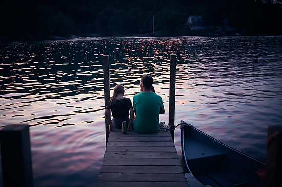 Father and daughter relaxing at lake Foto de stock - Sin royalties Premium, Código de la imagen: 614-09253722